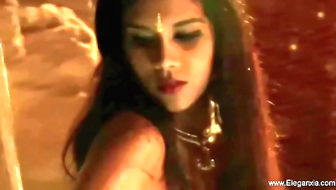 Indian beauty enjoys her beautiful body in a solo clip