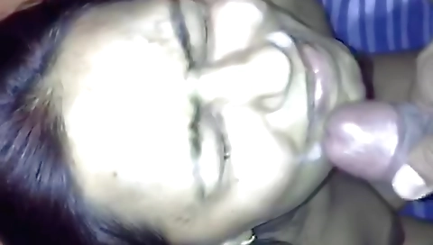 Bhabhi cum face video of a hot brunette with curly hair