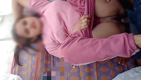 Indian babe with small titties gets her pussy fucked