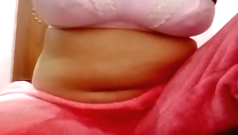Chubby chick with a round ass masturbates on webcam