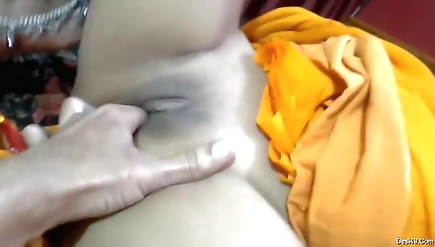 Indian wife loves to finger her pussy in the hd video