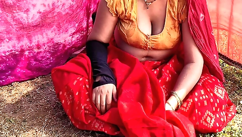 Stepson resheamed his Indian aunty with his hands in the outdoor