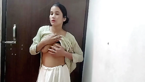 Indian hottie shows off her body in a amateur solo vid