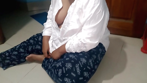 Chubby indian chick with a sexy body seduces in solo