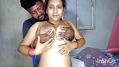 An amateur teen gets fucked in a bed and she cums a lot