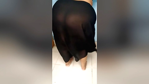 Indian girl with a hot ass fucks herself in homemade vid