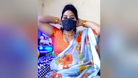 Indian bhabhi shows her big boobies in a solo video