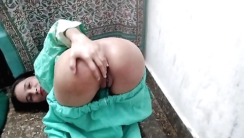 Indian teenager masturbates and masturbates herself
