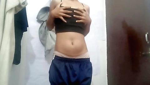 Solo female masturbates to herself with anabolic dildo