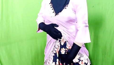 Muslim housewife with a nice body gives blowjob to a neighbor