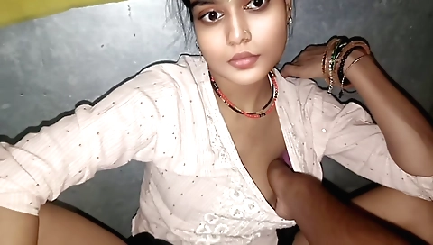 Indian slut with sexy body and long vagina makes her wet