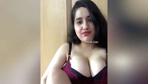 Indian beauty shows off her perfect body and sexy butt on webcams