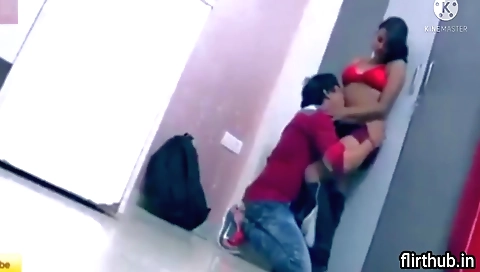 Latina girl gets in the doctor's bathroom and does a blowjob