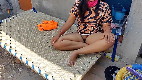 Indian slut gets her pussy fucked in the hd porn video