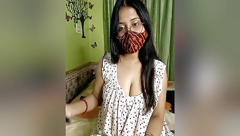 Indian woman gets naked and makes a sexy solo film
