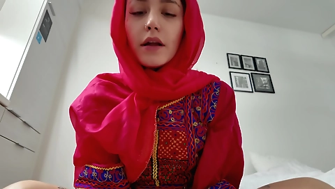 Indian milf sucks a cock in homemade deepthroat video