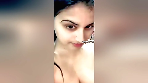 Indian brunette shows off her tits in a gorgeous amateur vid