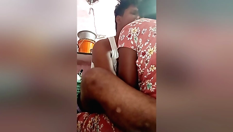 Indian girl fucked by her boyfriend in a tight amateur video