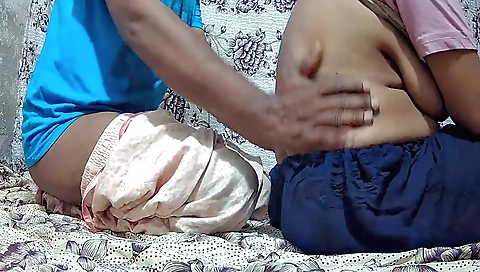 Indian amateur sex video featuring a hot mom & stephusker