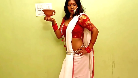 Indian babe with a hot body is naked in this solo video