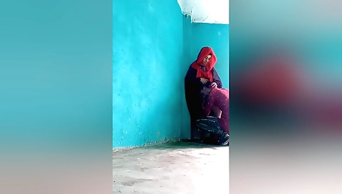 Indian webcam girl enjoys having fun in the bedroom