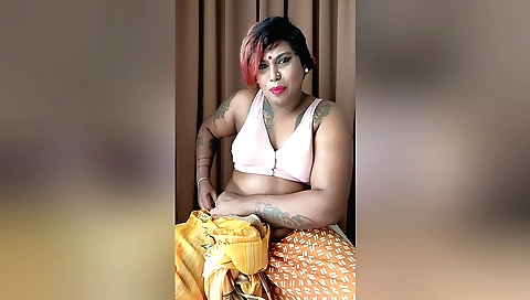 Chick with a tattoo in her pussy fucks herself solo