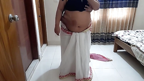 Great tits and sexy body show in amateur big ass cam video