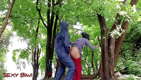 Indian bhabhi doing some wild outdoor sex with a guy