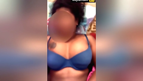 Indian pornstar gets fucked in her bed in a homemade video