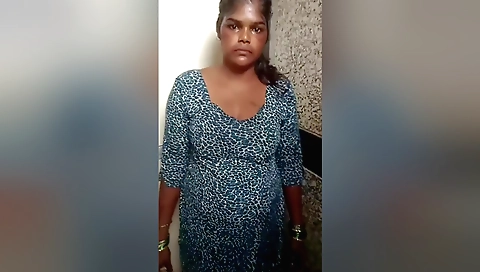 Indian brunette with a sexy ass gets fucked on the train